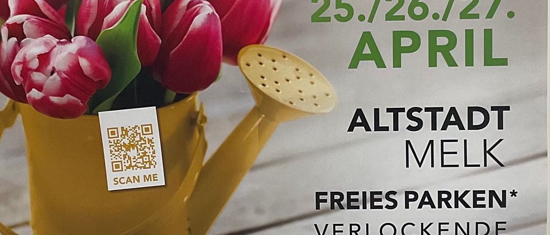 Plakat mit rosa Tulpen in einem gelben Gießkannen, Text lautet 'Milch Frühling', 'Bewegt lebendig bunt', 'Facettenreich präsentieren sich die', und QR-Code.
