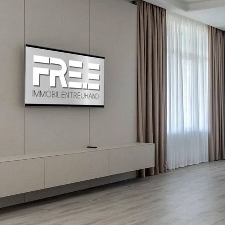 Ein großes weißes Schild mit dem Wort FREE in weißen Buchstaben ist an der Wand in einem Raum angebracht.