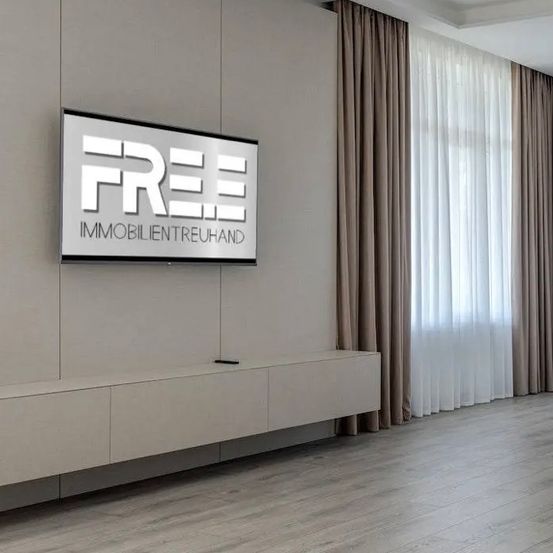 Ein großes weißes Schild mit dem Wort FREE in weißen Buchstaben ist an der Wand in einem Raum angebracht.