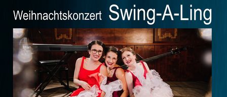 Drei Frauen in roten Kleidern und weißen Tüllröcken posieren für ein Weihnachtskonzert. Sie werden als Caro, Janine und Clara identifiziert. Die Veranstaltung trägt den Titel 'Swing-A-Ling'. Das Konzert ist für den 7. Dezember 2025 um 19:30 KUZ geplant.