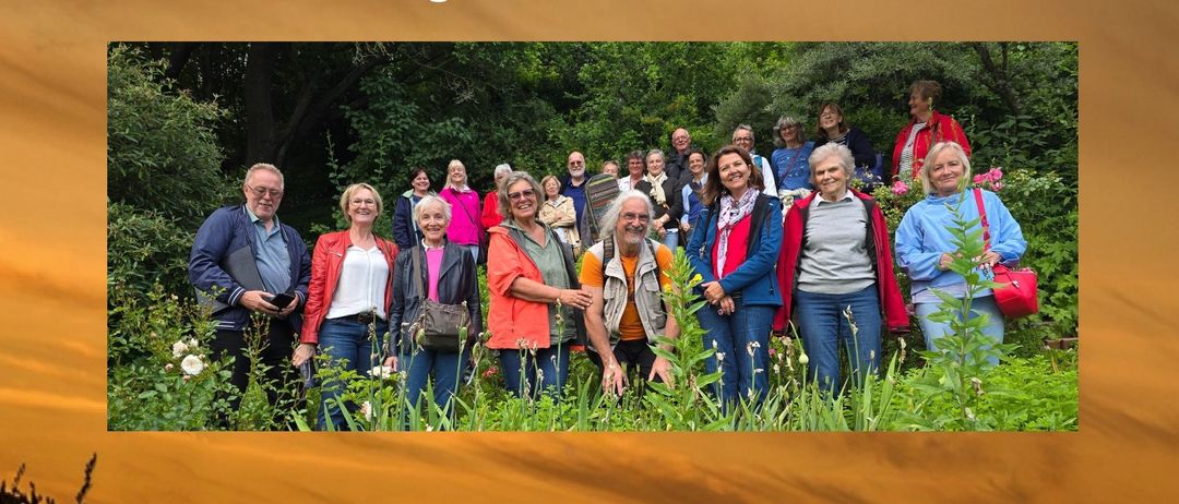 Eine Gruppe von Menschen in einem Feld, geführt von Renate Goldmann, am Freitag, 29. Mai 2026, um 19:00 Uhr in der Pfarrkirche Piesting.