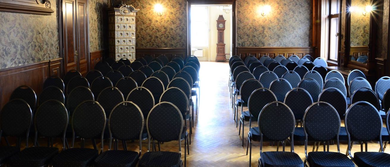 Bild enthält, People, Indoors, Classroom, School, Interior Design, Theater, Auditorium, Hall, Crowd, Lecture