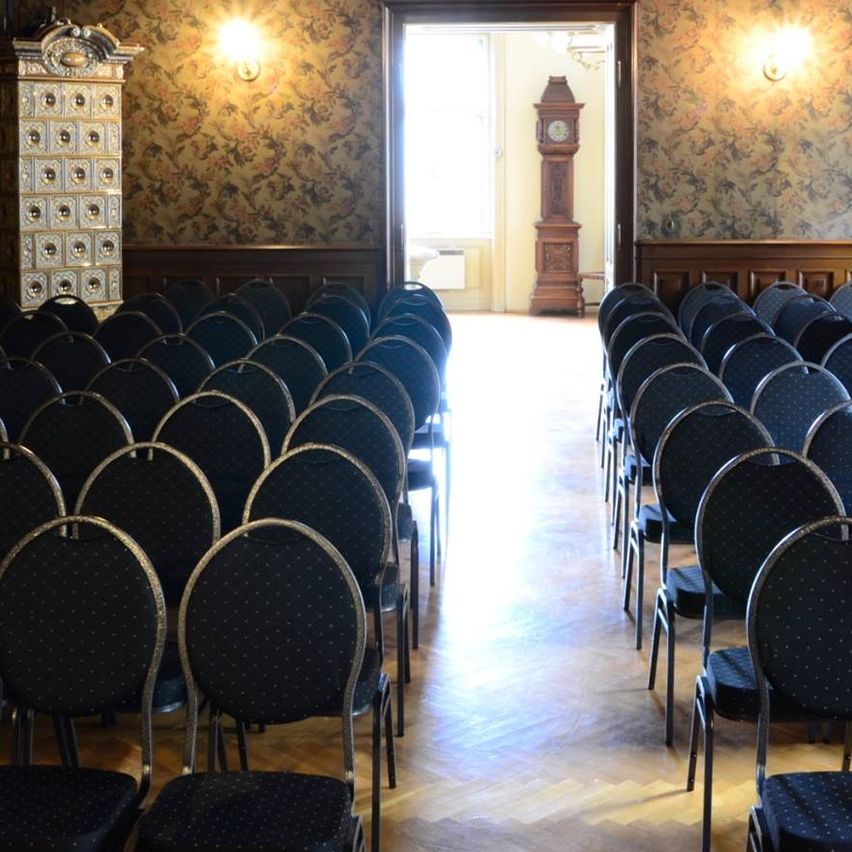 Bild enthält, People, Indoors, Classroom, School, Interior Design, Theater, Auditorium, Hall, Crowd, Lecture