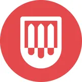 Ein roter Kreis mit einem weißen schildartigen Design, das drei rote Bögen mit spitzen Spitzen enthält. Das Design ist symmetrisch mit einem zentralen Bogen, der etwas größer ist.