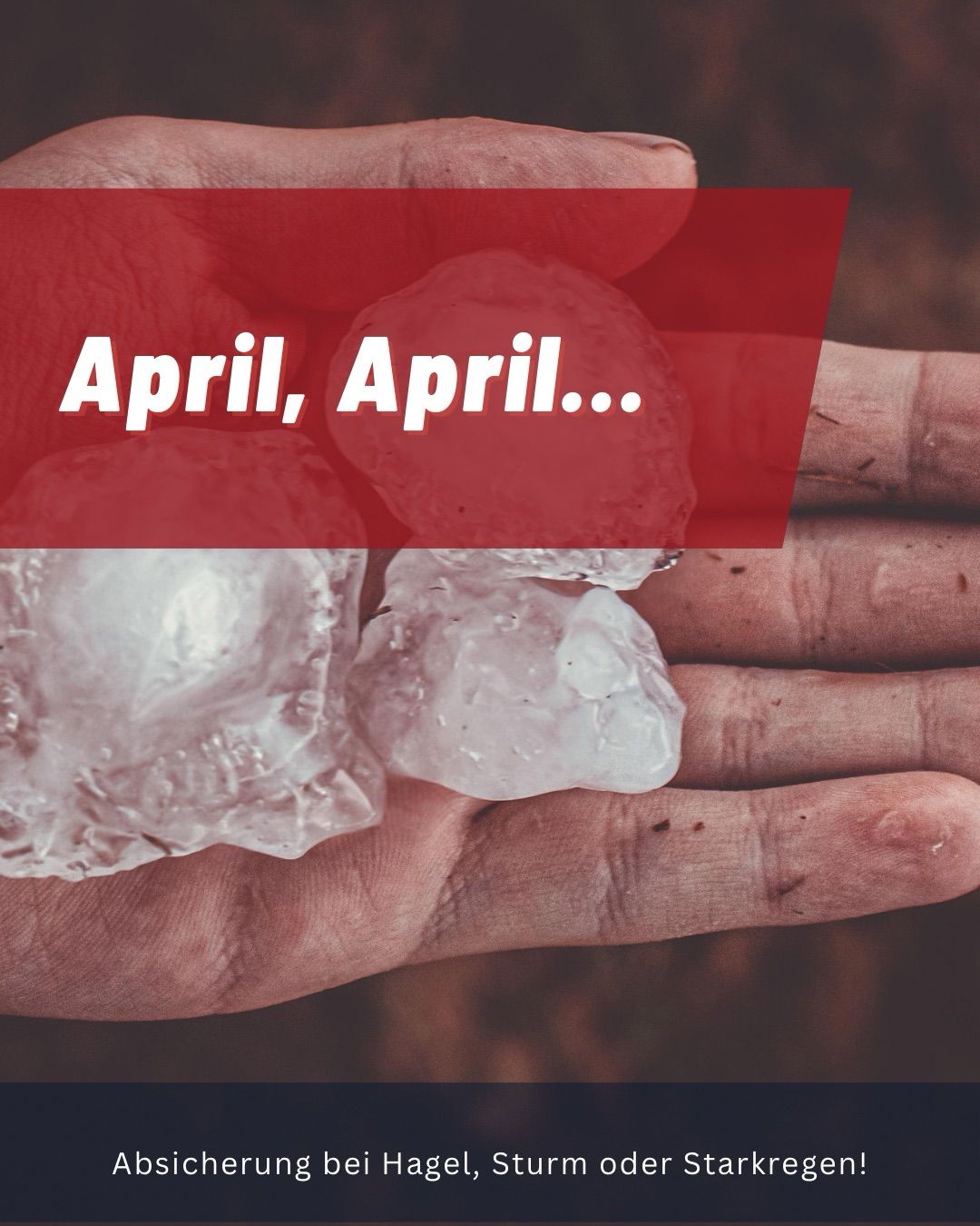 Eine Hand hält Eiswürfel mit dem Wort April in weißem Text auf einem roten Hintergrund.