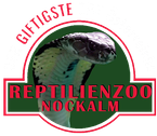 Logo für einen Reptilienzoo in Nockkalm, mit einer Schlange in einem roten Kreis. Darauf steht 'Der Giftigste Ort Österreichs'.
