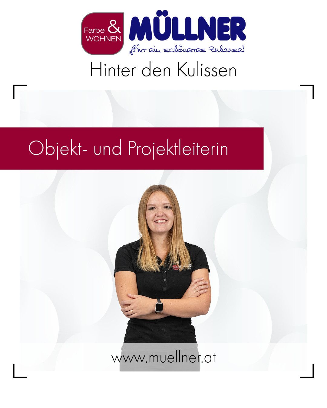Eine Werbung für ein Unternehmen mit einer lächelnden Frau in einem schwarzen Shirt, die mit verschränkten Armen steht. Der Hintergrund ist weiß mit einem roten Banner, das 'Objekt- und Projektleiterin' steht. Der Firmenname ist 'Muellner' und die Website ist 'www.muellner.at'.