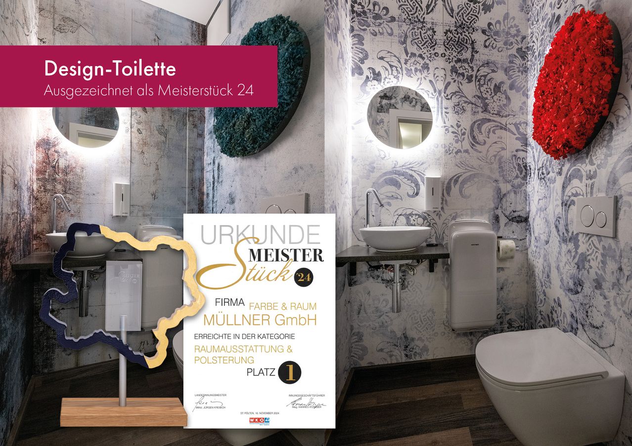 Ein Badezimmer mit Toilette, Waschbecken und Wanddekoration. Ein Preiszertifikat für Raumausstattung & Polsterung ist ausgestellt.