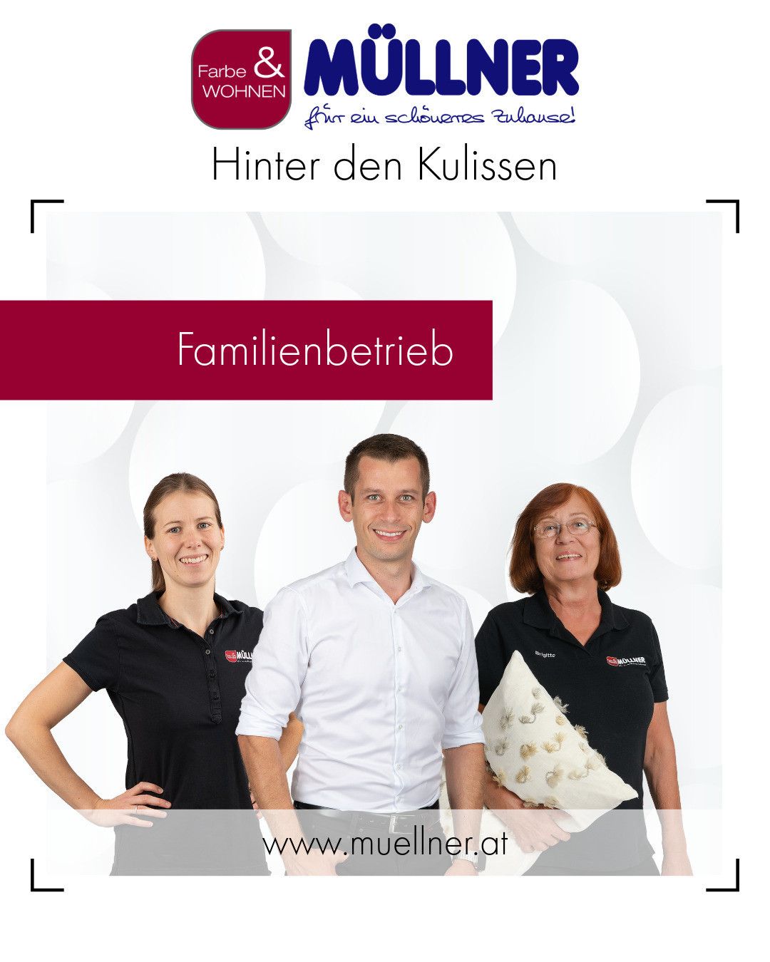 Drei lächelnde Personen in schwarzen Shirts und ein Mann in einem weißen Hemd stehen zusammen. Ein Slogan darüber lautet 'Hinter den Kulissen', und eine Website-Adresse ist unten sichtbar.