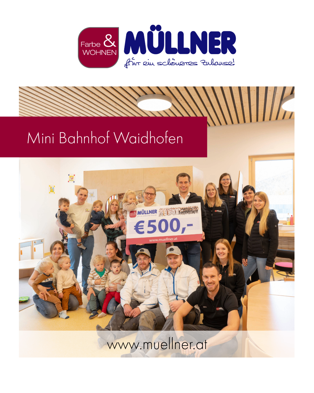 Werbebild mit einer Familie und Teammitgliedern im Mini Bahnhof Waidhofen. Sie halten ein Schild mit dem Text '500,- Euro'. Das Bild hat unten einen Link zur Website.