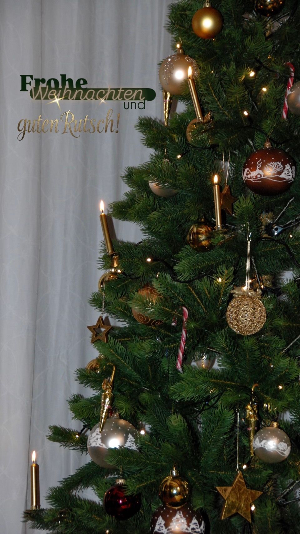 Ein mit Ornamenten, Kerzen und einem Stern geschmückter Weihnachtsbaum. Der Baum hat einen weißen Hintergrund mit den Worten 'guten Rutsch!' in Gold geschrieben.