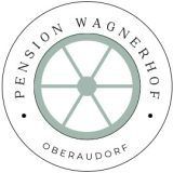 Ein kreisförmiges Logo für Pension Wagnerhof Oberaudorf, das ein stilisiertes Rad mit Speichen und einem grauen Kreis in der Mitte zeigt, umgeben von einem weißen Rand. Der Text ist in Schwarz geschrieben.