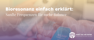 Ein Bild mit einer Hand, die ein blaues Objekt mit der Aufschrift 'HOLOSAN' hält. Im Hintergrund sind Wellen mit dem Text 'Resonanz einfach erklärt: Unendliche Frequenzen für mehr Balance' zu sehen. Das Markenlogo ist sichtbar.