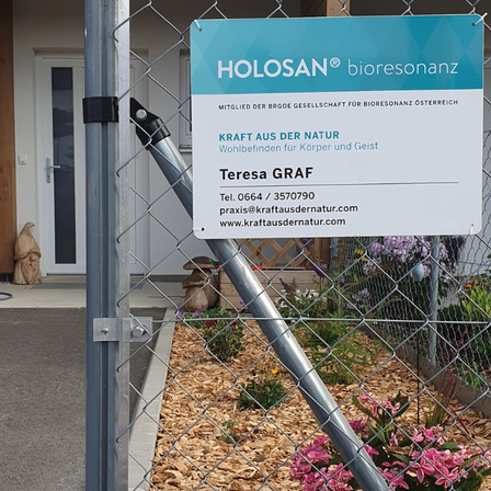 Bild enthält, Advertisement, Plant, Potted Plant, Fence, Poster