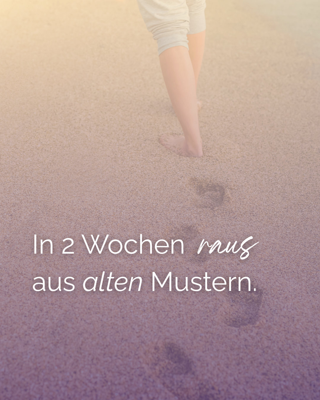Eine Person läuft barfuß auf einem sandigen Strand. Über den Fußabdrücken steht 'In 2 Wochen raus aus alten Mustern'.