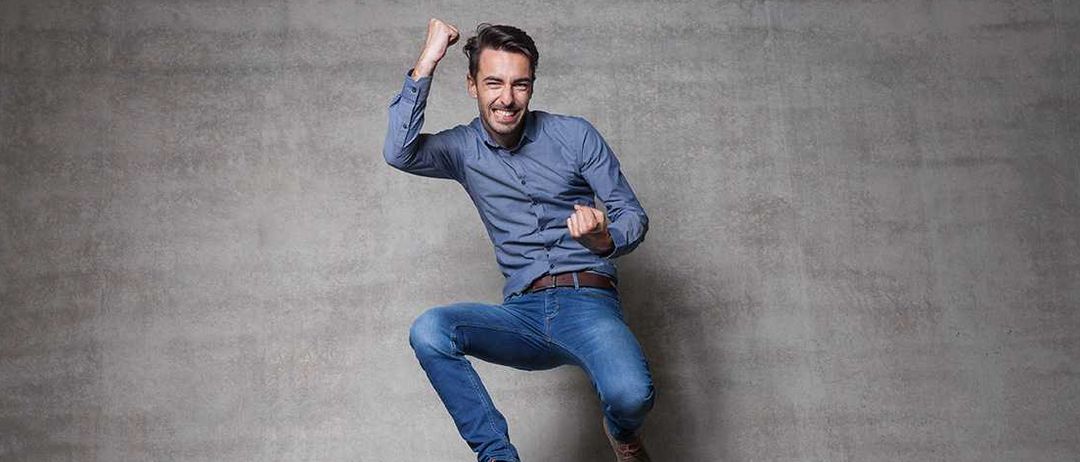 Bild enthält, Pants, Adult, Male, Man, Person, Jeans, Jumping, Face, Head