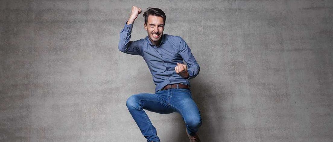 Bild enthält, Pants, Adult, Male, Man, Person, Jeans, Jumping, Face, Head