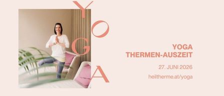 Eine Frau praktiziert Yoga auf einem Sofa, umgeben von Kissen. Das Bild zeigt einen rosa Hintergrund und den Text 'YOGA THEMEN-AUSZEIT 27. JUNI 2026 heiltherme.at/yoga'.