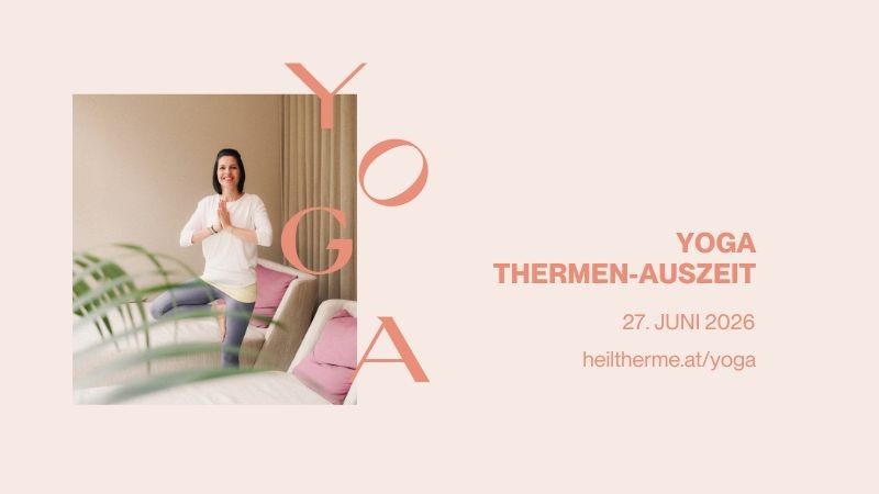 Eine Frau praktiziert Yoga auf einem Sofa, umgeben von Kissen. Das Bild zeigt einen rosa Hintergrund und den Text 'YOGA THEMEN-AUSZEIT 27. JUNI 2026 heiltherme.at/yoga'.