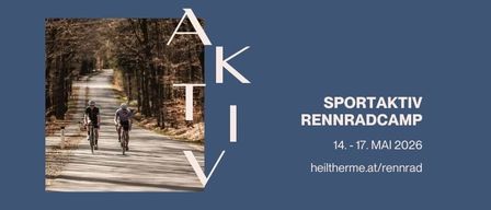 Eine Werbung für ein Radsportcamp in einer Waldlandschaft, die zwei Radfahrer auf einem malerischen Pfad zeigt. Die Veranstaltung ist für den 14. bis 17. Mai 2026 geplant, mit einer bereitgestellten Website-Verknüpfung.