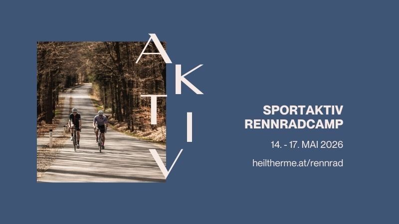 Eine Werbung für ein Radsportcamp in einer Waldlandschaft, die zwei Radfahrer auf einem malerischen Pfad zeigt. Die Veranstaltung ist für den 14. bis 17. Mai 2026 geplant, mit einer bereitgestellten Website-Verknüpfung.