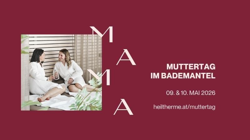 Zwei Frauen in Bademänteln sitzen auf einem Bett, lächeln und schauen sich an. Das Wort 'MAMA' erscheint auf einem kastanienbraunen Hintergrund. Muttertag im Bademantel, 09. & 10. MAI 2026, heiltherme.at/muttertag.