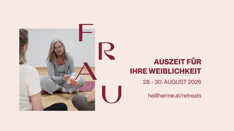 Eine Frau sitzt im Yoga-Haltung auf dem Boden und hält einen Knochen. Der Text lautet 'FRAU' und 'AUSZEIT FUR IHRE WEIBLICHKEIT'. Darunter steht ein Datumsbereich, 28. bis 30. August 2026, und eine Website-Adresse.