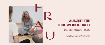 Eine Frau sitzt im Yoga-Haltung auf dem Boden und hält einen Knochen. Der Text lautet 'FRAU' und 'AUSZEIT FUR IHRE WEIBLICHKEIT'. Darunter steht ein Datumsbereich, 28. bis 30. August 2026, und eine Website-Adresse.