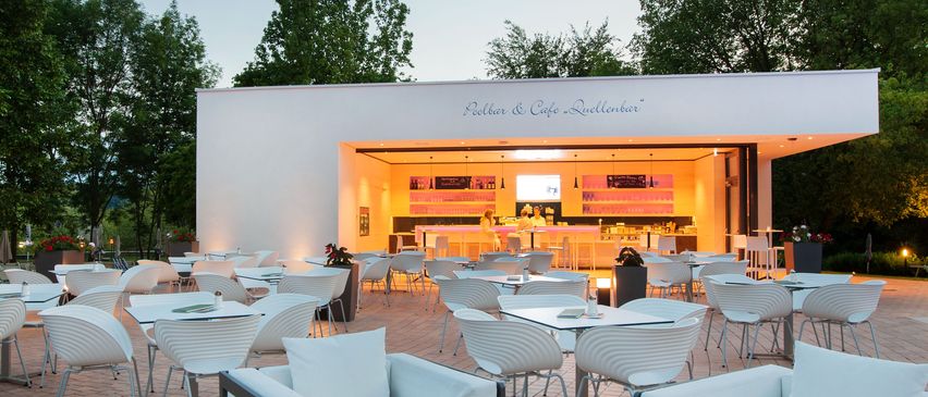 Bild enthält, Indoors, Restaurant, Chair, Furniture, Table, Lounge, Cafeteria, Couch, Dining Table, Person