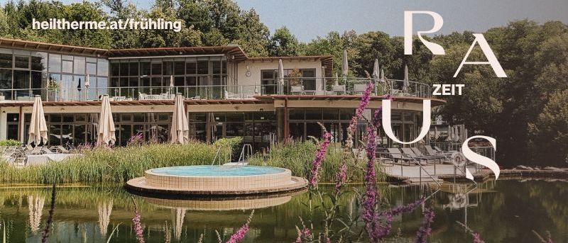 Ein Kurort mit Pool und Sonnenschirmen, umgeben von Bäumen und Blumen, mit dem Text 'RAUS ZEIT' oben.