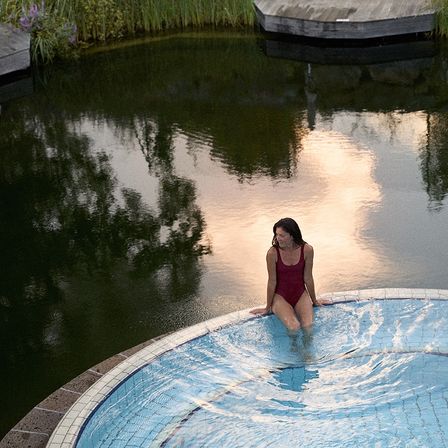 Bild enthält, Swimwear, Hotel, Resort, Water, Adult, Female, Person, Woman, Pool, Swimming Pool