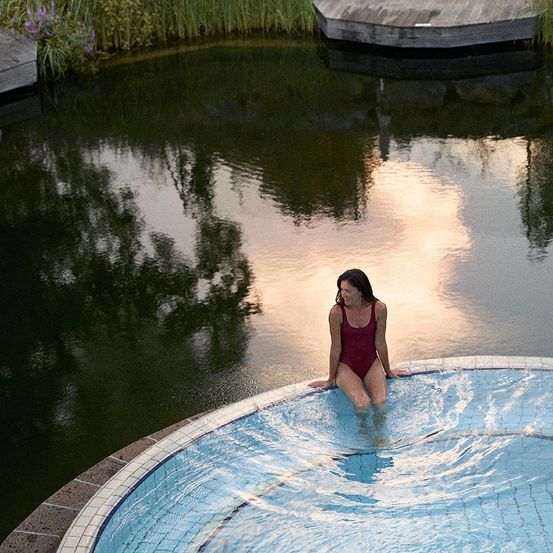 Bild enthält, Swimwear, Hotel, Resort, Water, Adult, Female, Person, Woman, Pool, Swimming Pool