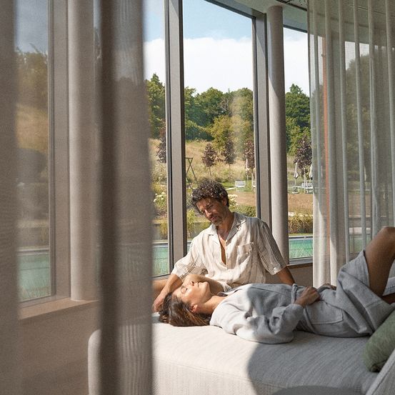 Bild enthält, Adult, Male, Man, Person, Face, Head, Spa, Blanket