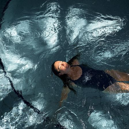 Bild enthält, Person, Swimming, Water, Adult, Male, Man, Face, Bathing, Pool, Outdoors