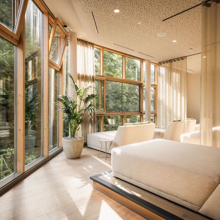 Bild enthält, Indoors, Interior Design, Building, Living Room, French Window, Window, Home Decor, Plant, Couch, Chair