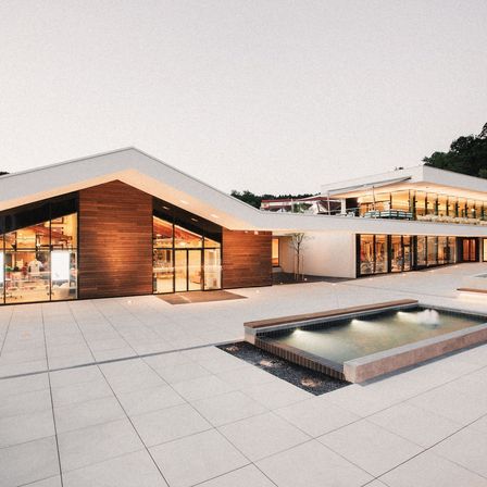 Bild enthält, Building, House, Housing, Villa, Indoors, Interior Design, Floor, Hot Tub, Pool, Water