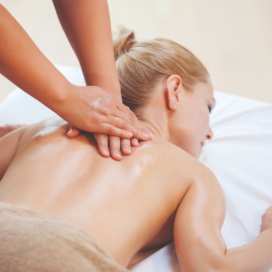 Bild enthält, Massage, Person, Patient, Therapy, Adult, Female, Woman, Spa, Face, Head