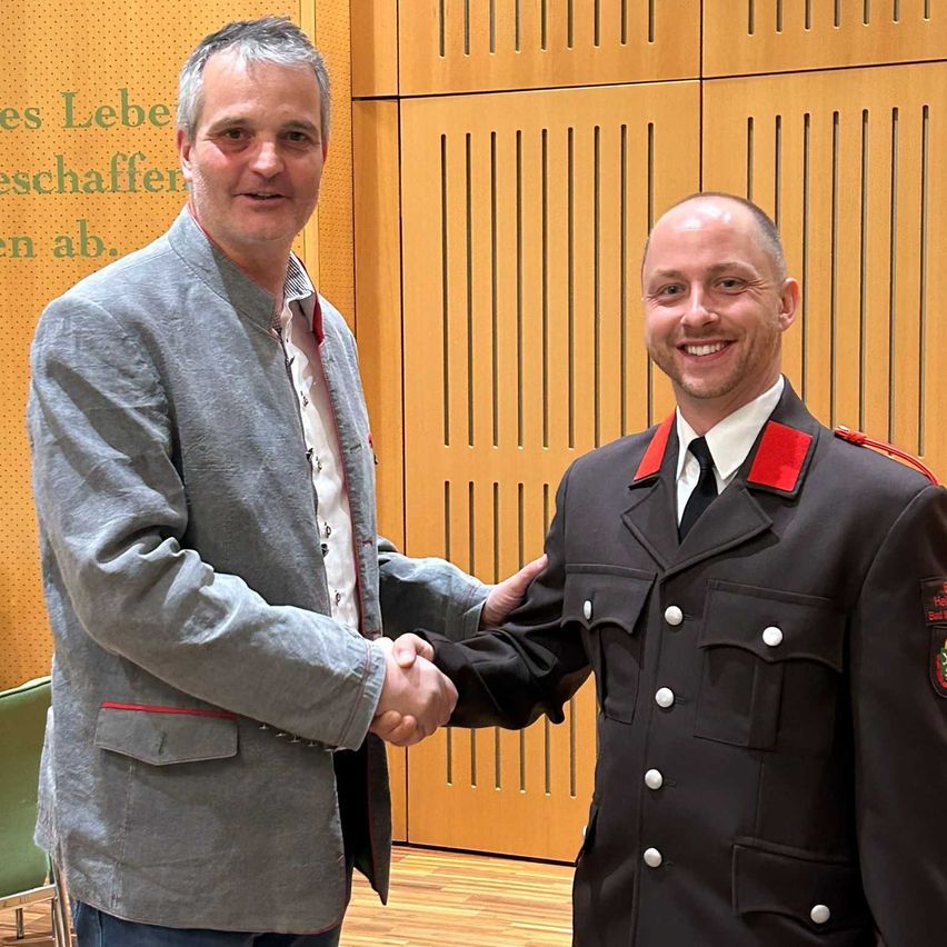 Bild enthält, Adult, Male, Man, Person, Officer, Coat, Police Officer, Military Officer, Face, Hand