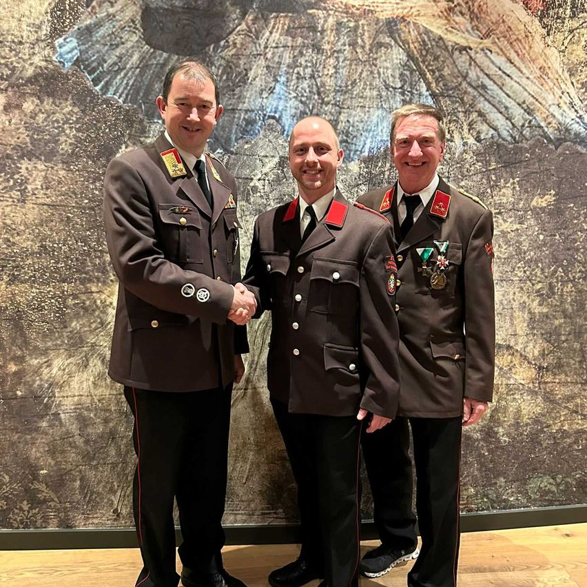 Bild enthält, Officer, Person, Military, Military Officer, Adult, Male, Man, Coat, Tie, Police Officer