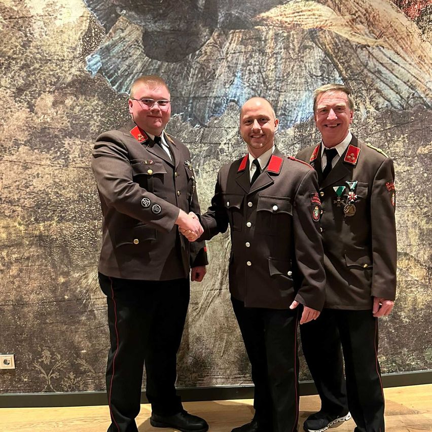 Bild enthält, Officer, Person, Military, Military Officer, Adult, Male, Man, Coat