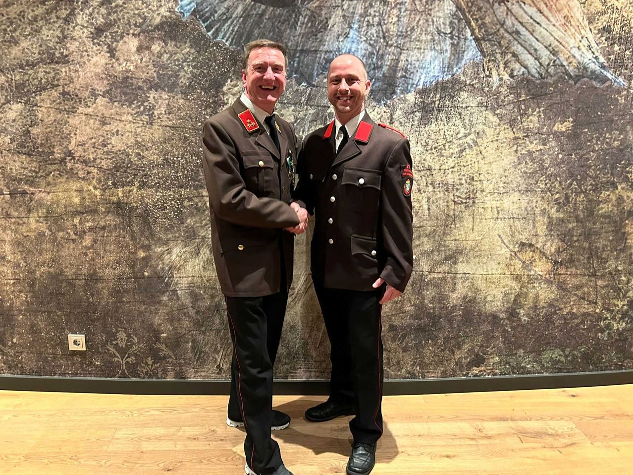 Bild enthält, Officer, Person, Military, Military Officer, Adult, Male, Man, Coat, Tie, Police Officer