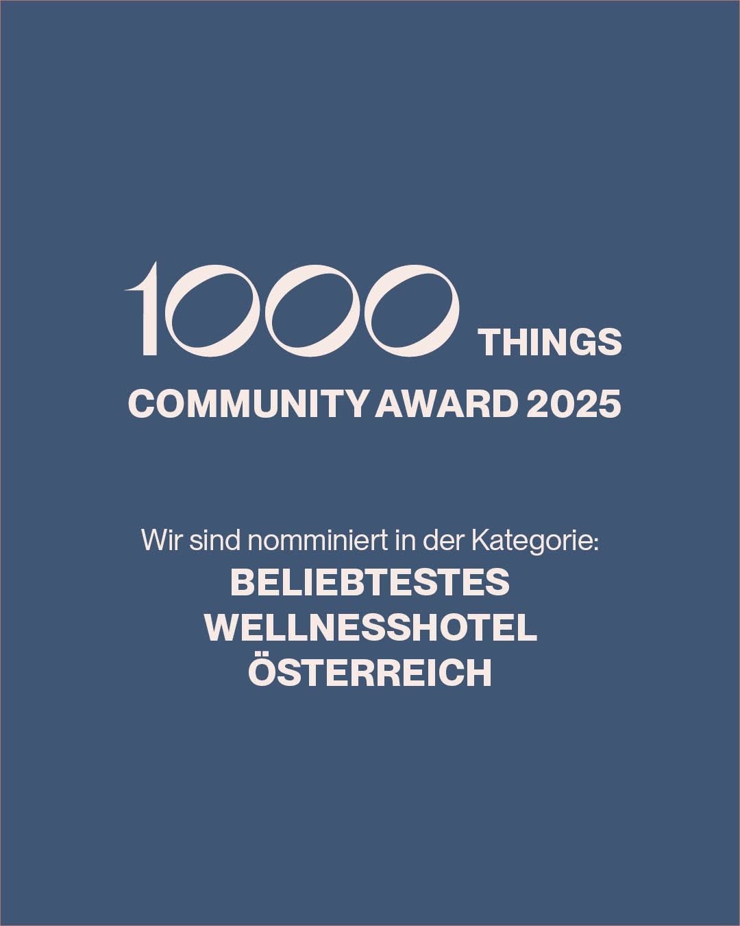 Das Bild zeigt einen blauen Hintergrund mit Text, der eine Nominierung für den 1000 Things Community Award 2025 in der Kategorie des beliebtesten Wellnesshotels in Österreich ankündigt.