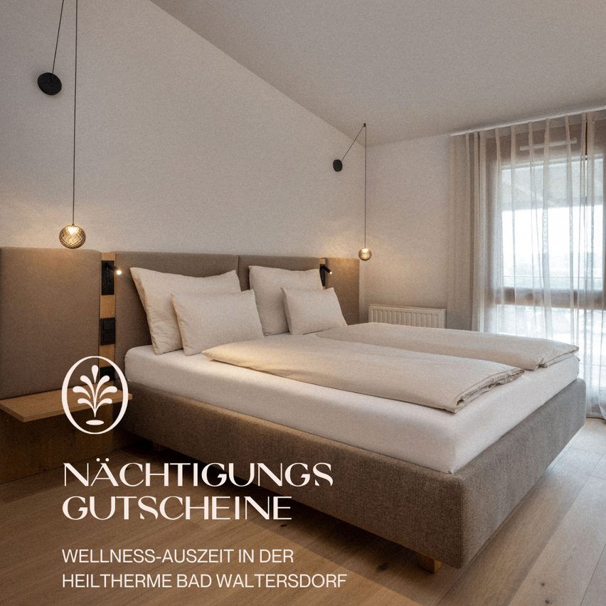 Ein Schlafzimmer mit einem Doppelbett und weißer Bettwäsche, zwei Lampen an der Decke und einem weißen Vorhang vor dem Fenster.