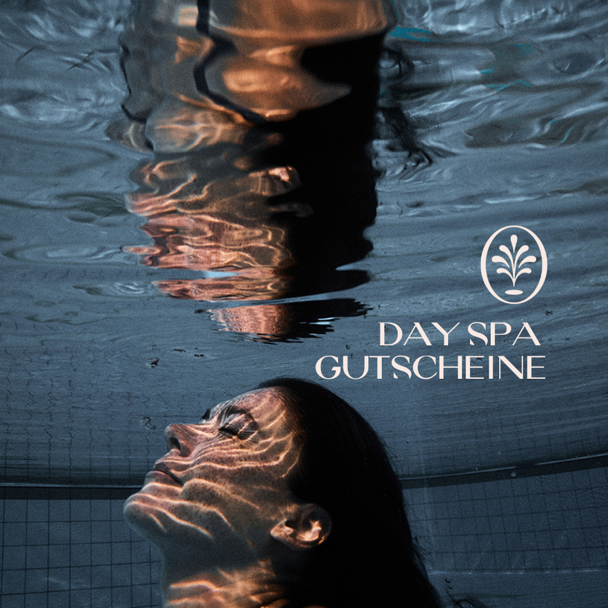 Eine Frau schwimmt im Pool, ihr Gesicht ist untergetaucht. Wasserwellen um sie herum erzeugen Reflexionen. Oben ist der Text 'DAY SPA GUTSCHEINE' sichtbar.