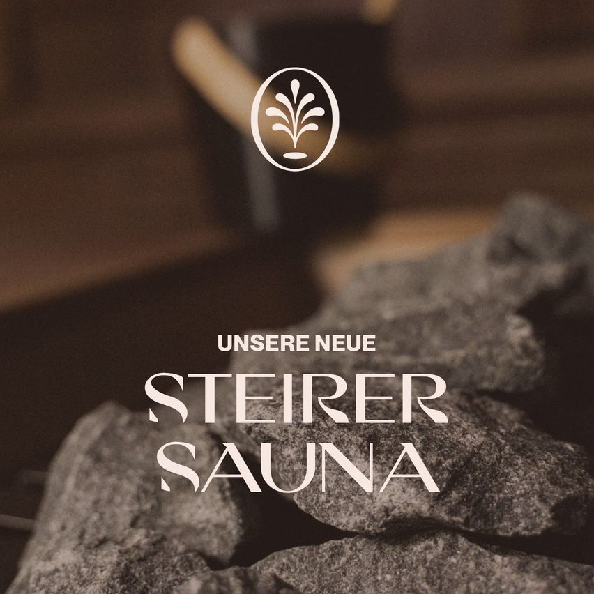 Ein Werbebild für eine neue Sauna, mit einem Haufen Felsen und einem Logo mit Pflanzendesign. Der Text 'UNSERE NEUE STEIRER SAUNA' ist prominent angezeigt.