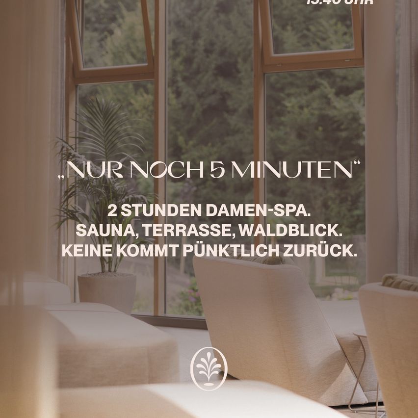 Ein Spa-Werbebild mit einer ruhigen Inneneinrichtung, einem Fenster mit Blick auf einen Wald, einem Topfpflanzen und einem Zitat über ein Spa-Erlebnis für Frauen.