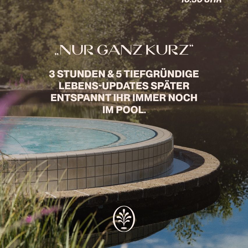 Ein ruhiges Bild eines Pools, umgeben von Grün und einer Zitat über Entspannung. Das Wasser ist ruhig und reflektiert den Himmel und die Bäume.