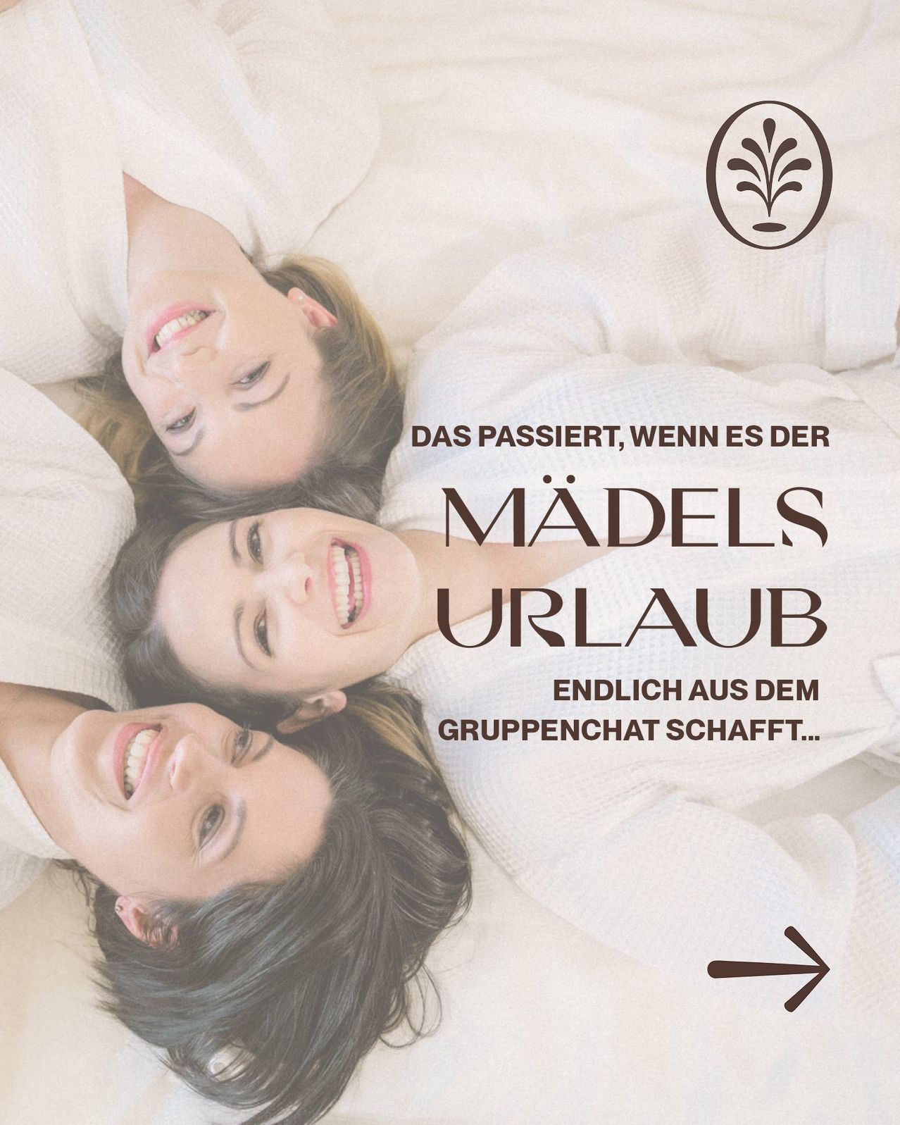 Drei Frauen in Bademänteln liegen auf einem Bett, lächeln und schauen in die Kamera. Der Text auf Deutsch lautet 'Das passiert, wenn es der Madels Urlaub'. Ein Pfeil zeigt nach rechts.