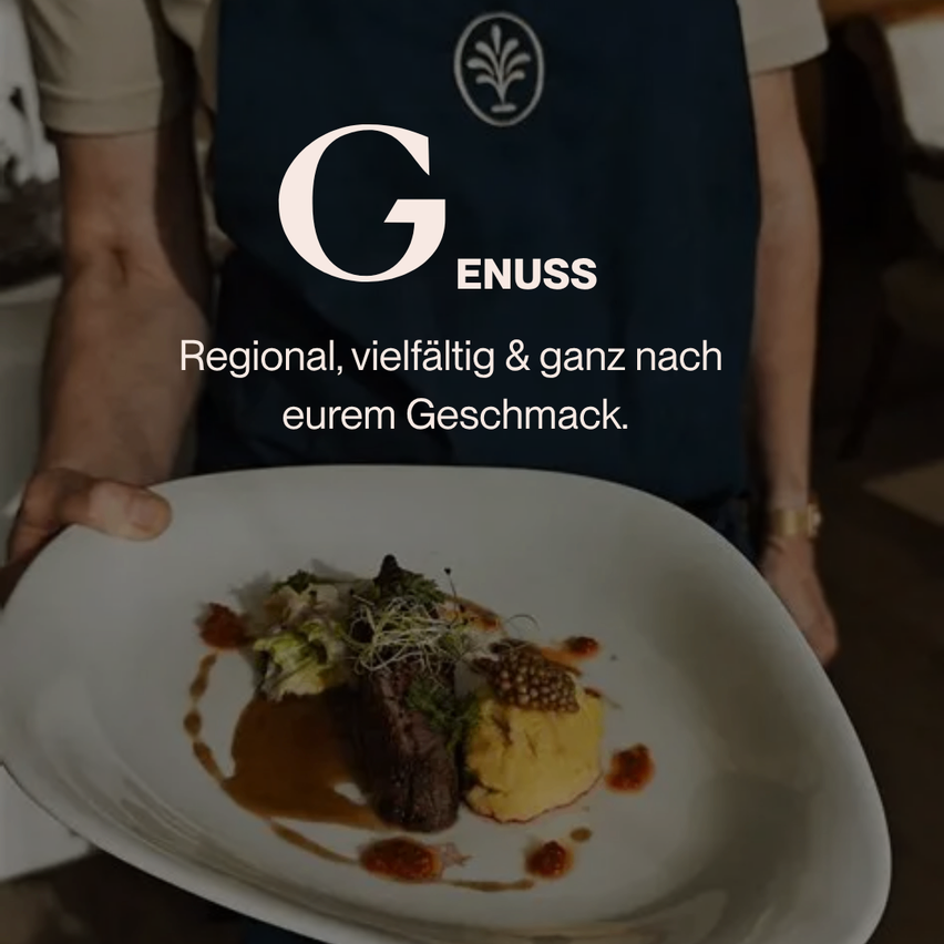 Eine Person, die eine blaue Schürze mit dem Logo 'G ENUSS' trägt, hält einen weißen Teller mit einem Gericht bestehend aus einem Stück Fleisch, einer gelben Beilage und einer Sauce. Der Hintergrund ist unscharf.