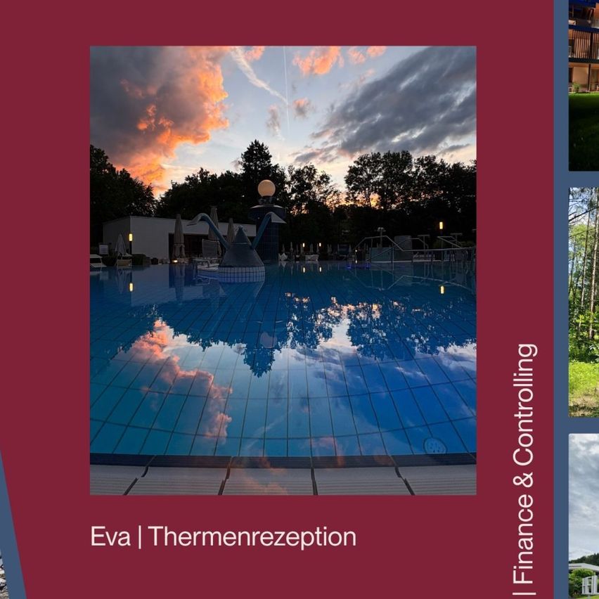 Eine ruhige Abendszene eines Schwimmbeckens mit klarem blauem Himmel und Wolken, die sich auf der Wasseroberfläche spiegeln. Bäume und ein Gebäude sind im Hintergrund zu sehen.